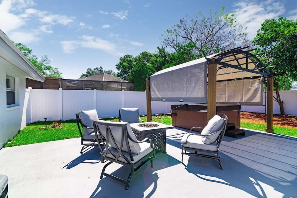 Renovated 3B 2BA, oasis yard Hot tub House in Apollo Beach