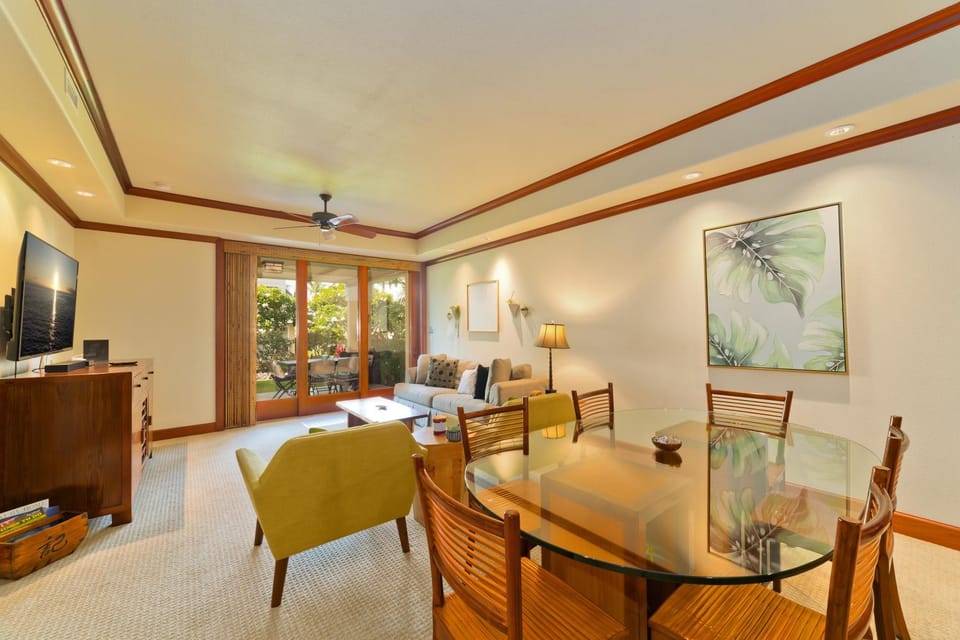TV and multimedia, Living room, Seating area, Dining area