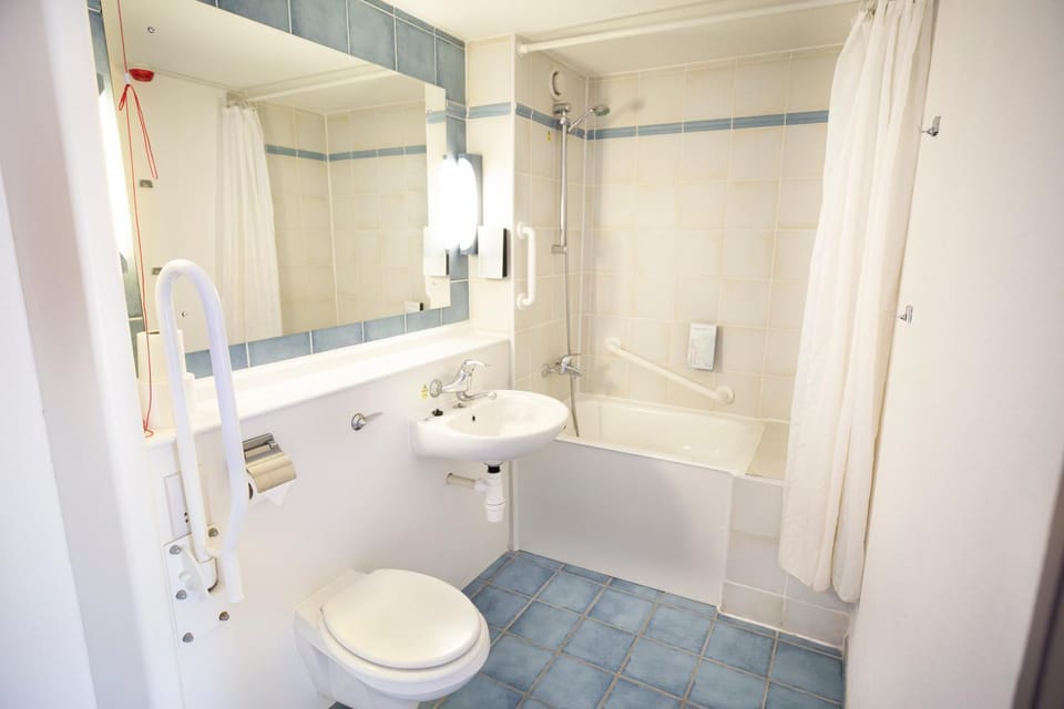 Shower, Toilet, Bathroom, Facility for disabled guests, acessibility
