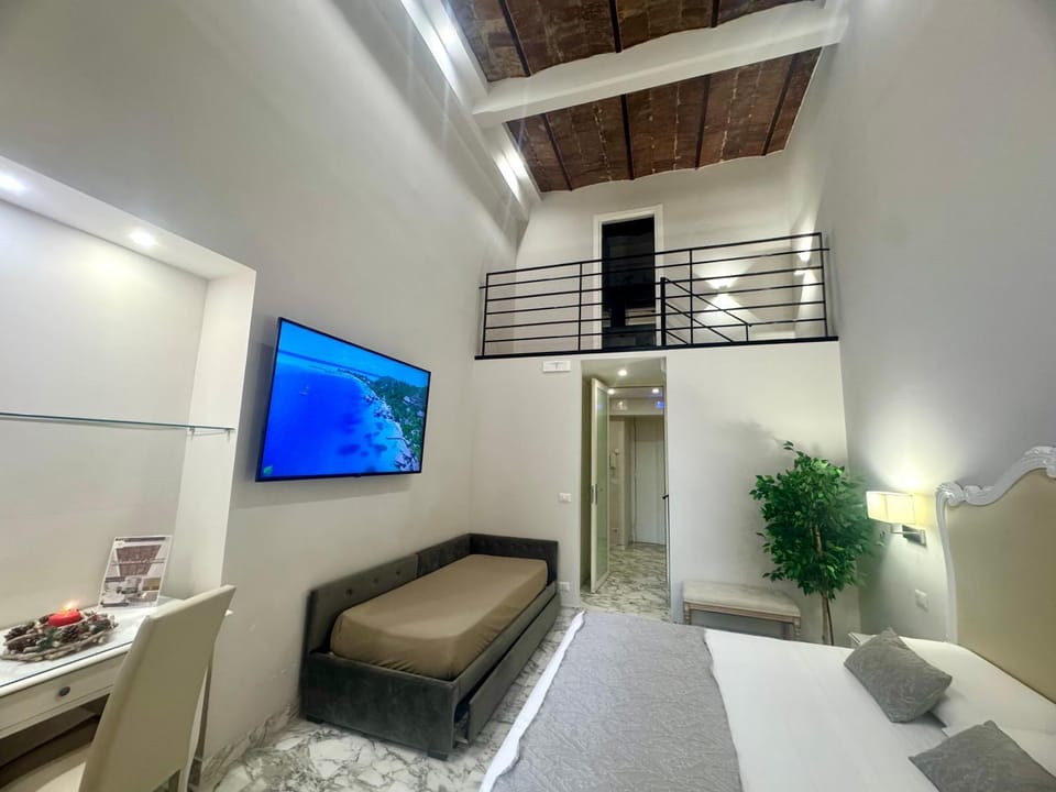 Bed, TV and multimedia, Photo of the whole room, Bedroom
