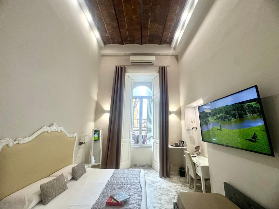 Bed, TV and multimedia, Photo of the whole room, Bedroom