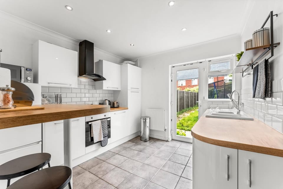 Stunning Norwich Gem Sleeps 7 - Parking - Garden House in Norwich