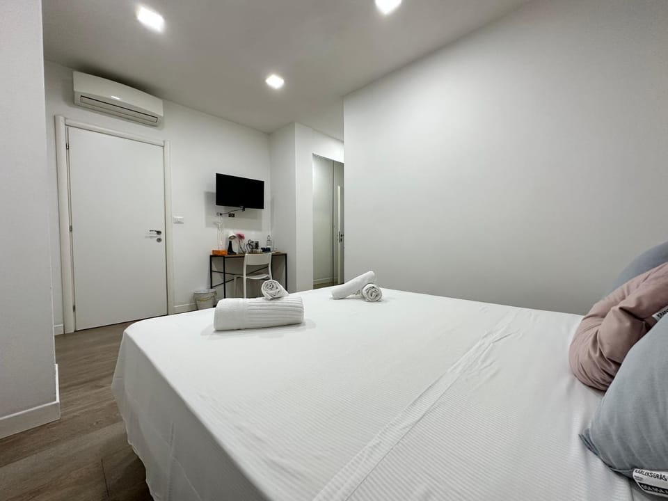 Bed, TV and multimedia, Photo of the whole room, Bedroom, air conditioner