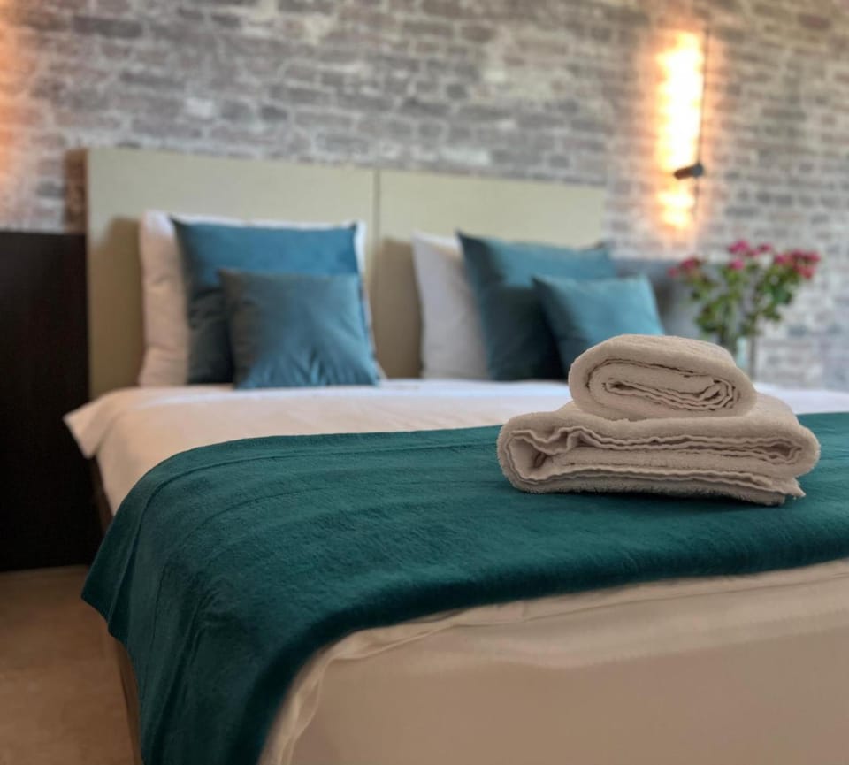 Bed, Bedroom, towels