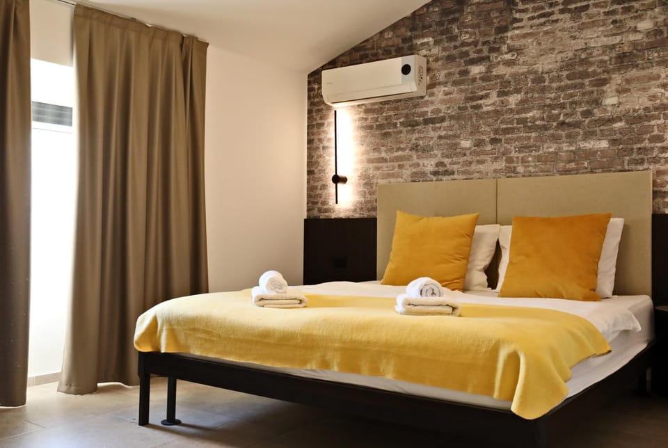 Bed, Bedroom, towels, air conditioner