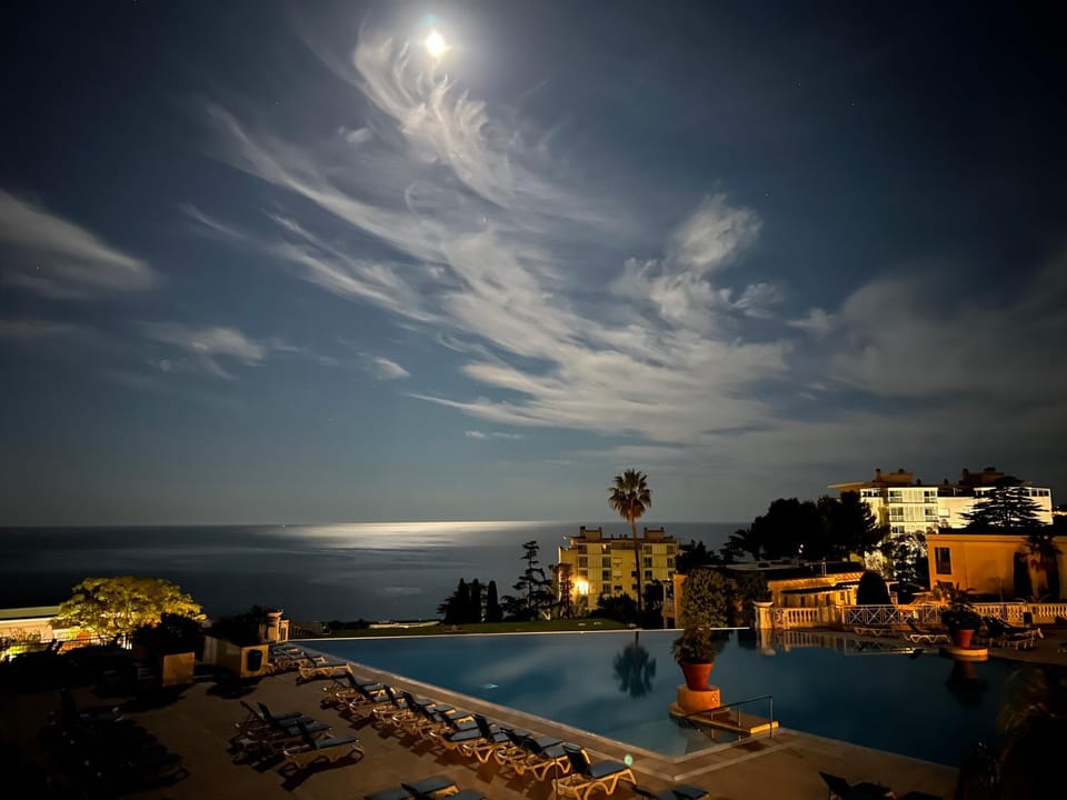 EXCEPTIONNEL sur CANNES vue mer piscine Apartment in Cannes