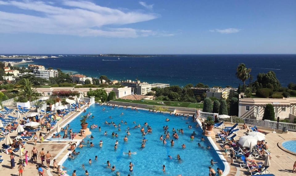 EXCEPTIONNEL sur CANNES vue mer piscine Apartment in Cannes