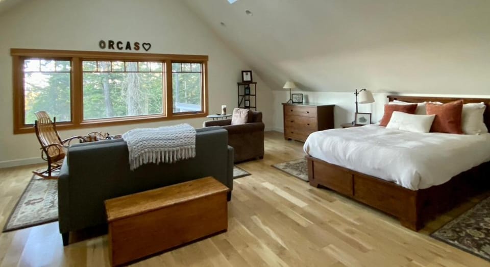 Bed, Seating area