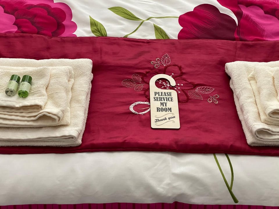 Bed, Bedroom, towels