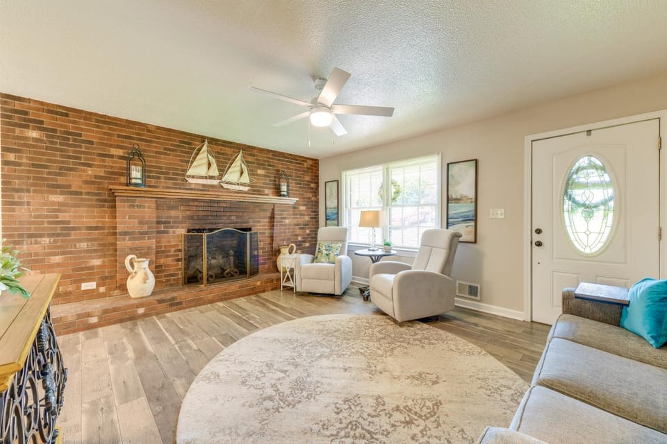 Charming Jonesville Home w/ Grill - Near Wineries! House in North Carolina