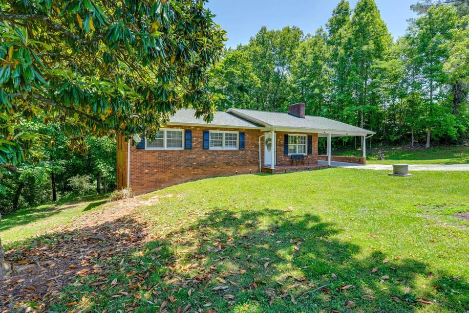 Charming Jonesville Home w/ Grill - Near Wineries! House in North Carolina