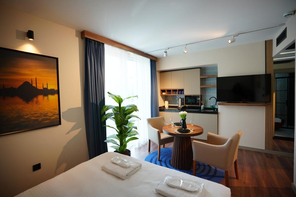 Kitchen or kitchenette, Dining area