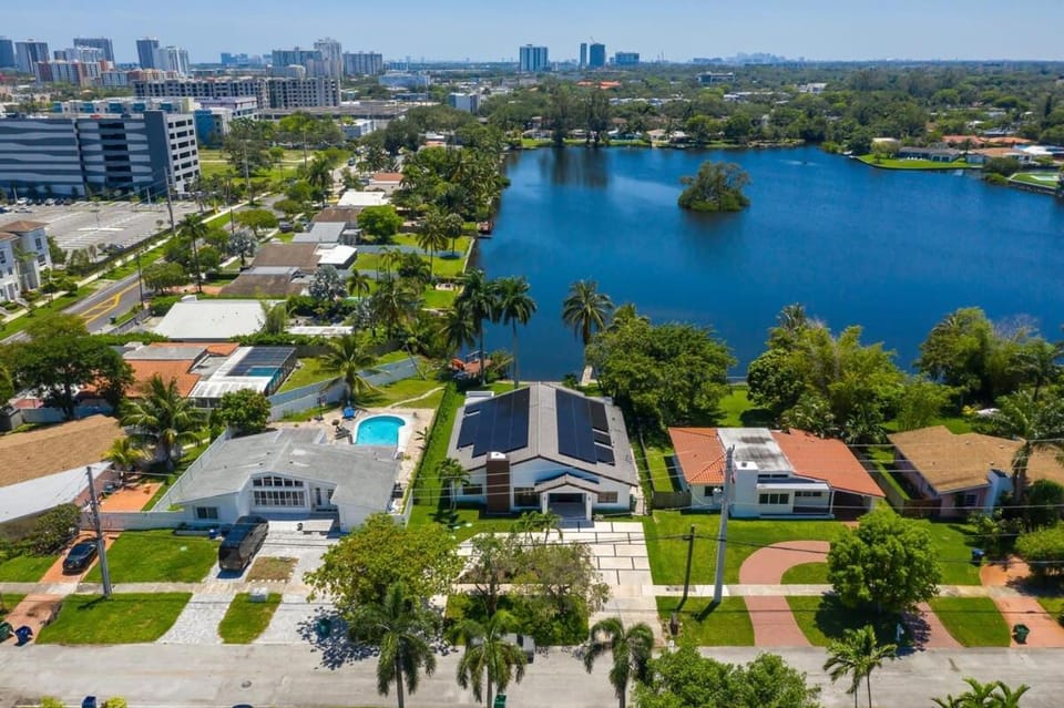 Super Modern Waterfront Paradise Near the Beach House in Aventura