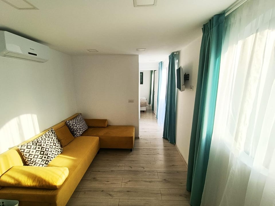 Communal lounge/ TV room, TV and multimedia, Living room, air conditioner