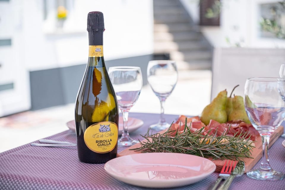Balcony/Terrace, Food and drinks, Food, Lunch, Dinner, Drinks, Alcoholic drinks