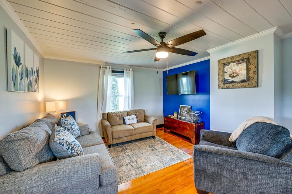 Dobson Farmhouse w/ Scenic Porch - Near Vineyards! House in North Carolina