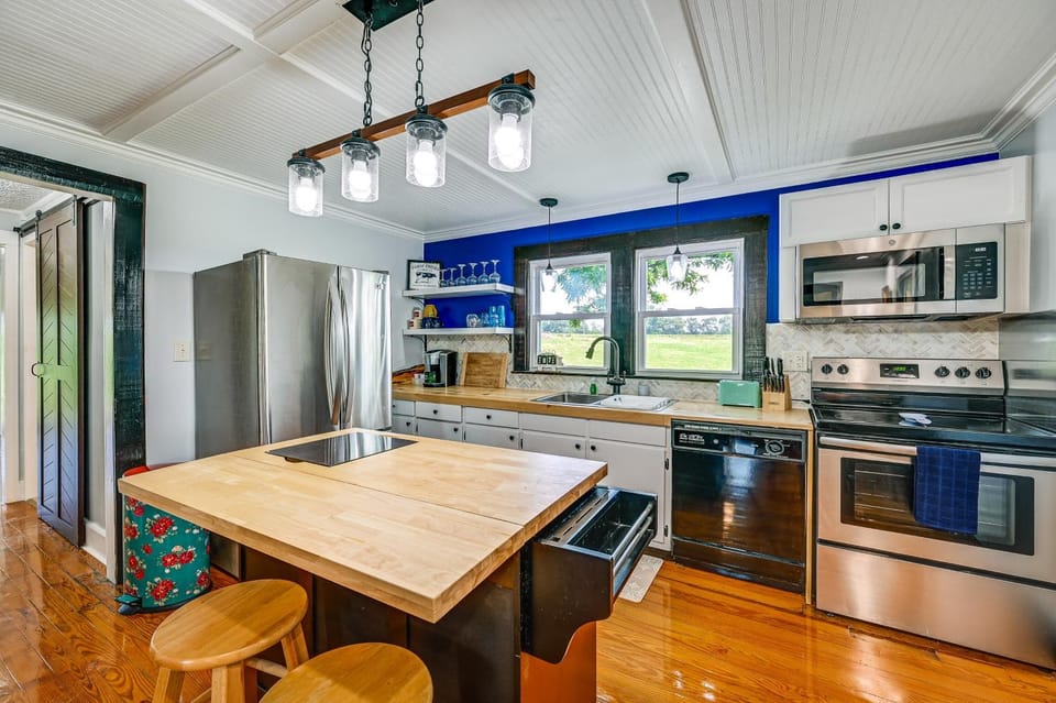 Dobson Farmhouse w/ Scenic Porch - Near Vineyards! House in North Carolina