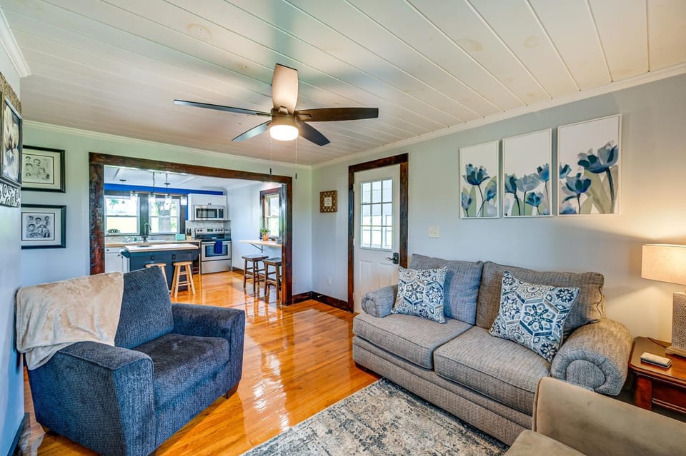 Dobson Farmhouse w/ Scenic Porch - Near Vineyards! House in North Carolina