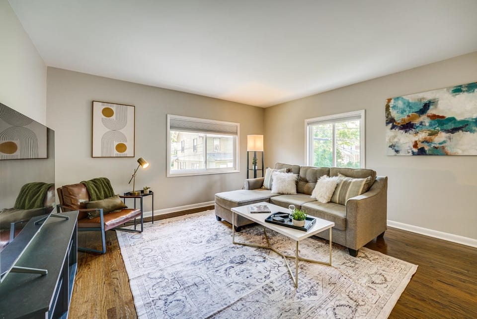Top-Floor Wyandotte Apt Near Detroit Riverfront! Apartment in Lake Erie