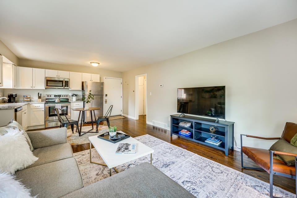 Top-Floor Wyandotte Apt Near Detroit Riverfront! Apartment in Lake Erie