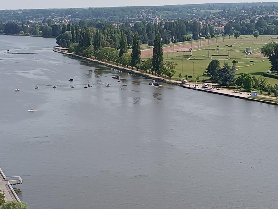 Nearby landmark, Day, Natural landscape, Landmark view, River view