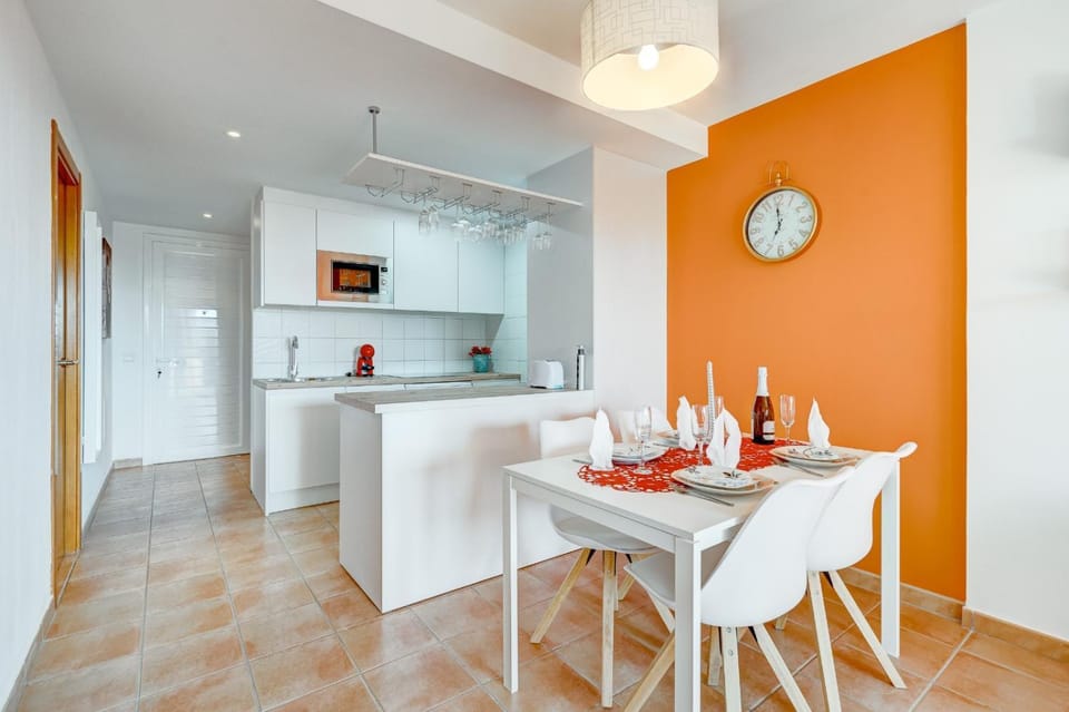 Kitchen or kitchenette, Dining area, minibar