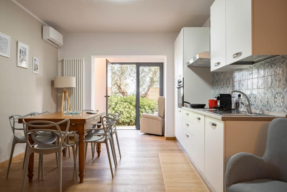 Kitchen or kitchenette, Living room, Dining area, pet friendly, stove, air conditioner