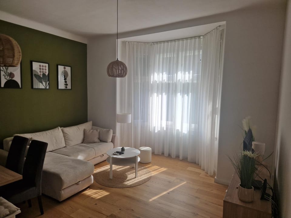 TV and multimedia, Living room, Seating area, Dining area, Sunrise