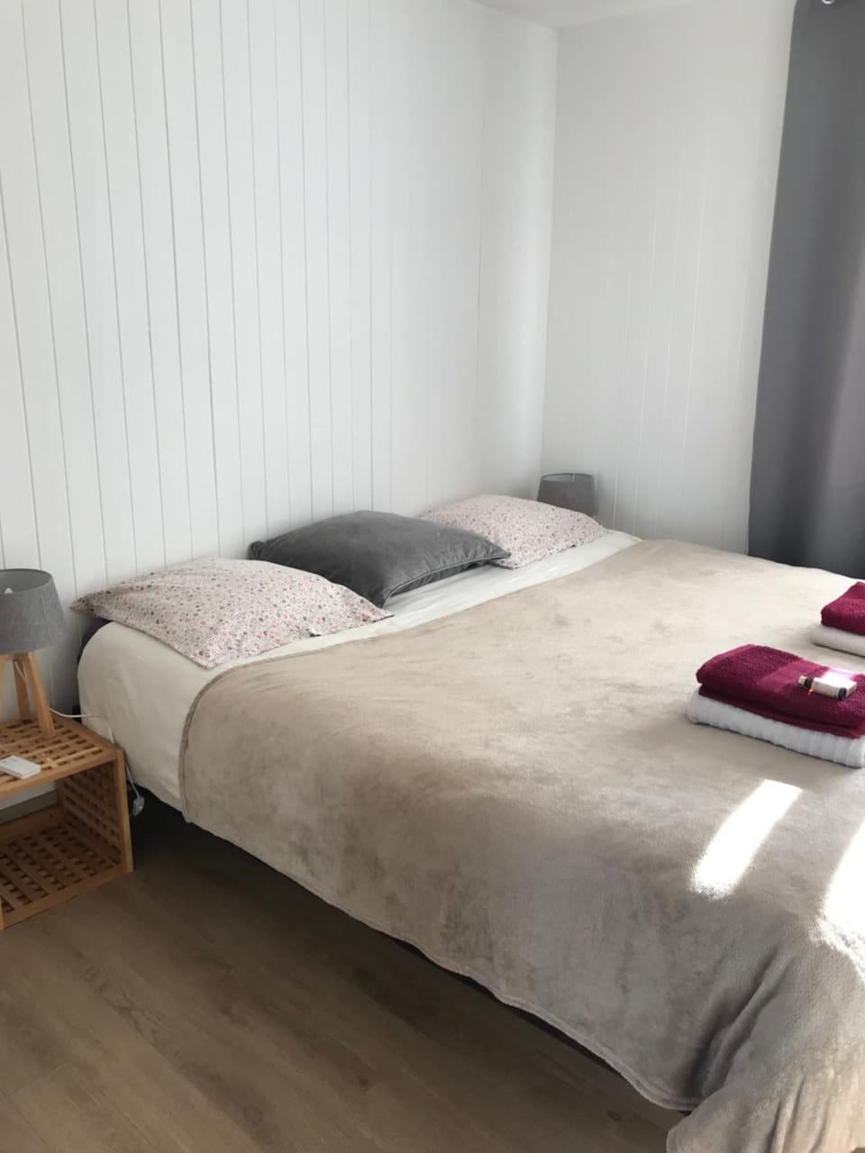 Bed, Bedroom, towels