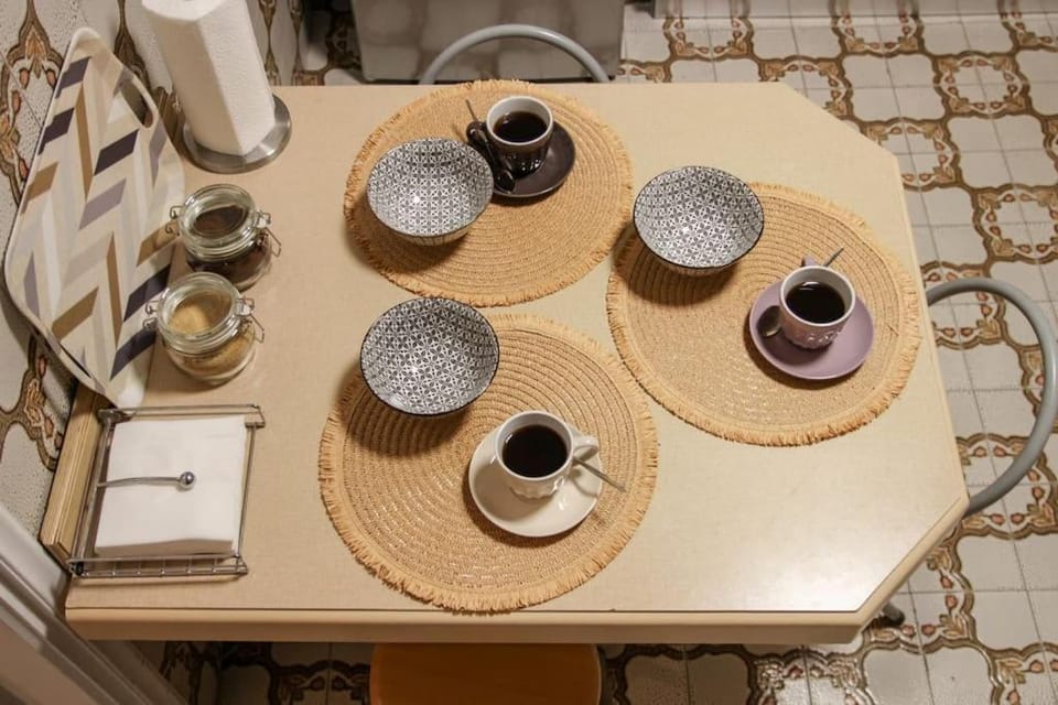 Coffee/tea facilities, Food and drinks, Dining area, Food