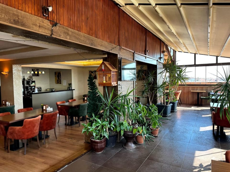 Restaurant/places to eat, Balcony/Terrace