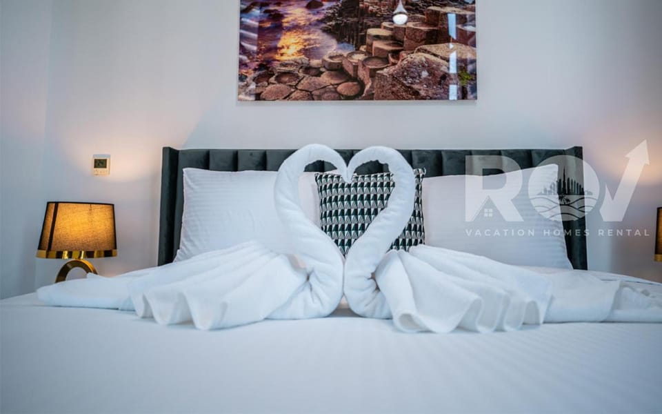 Bed, Photo of the whole room, Bedroom, towels
