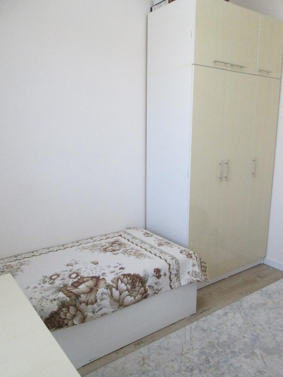 Photo of the whole room, Bedroom, wardrobe