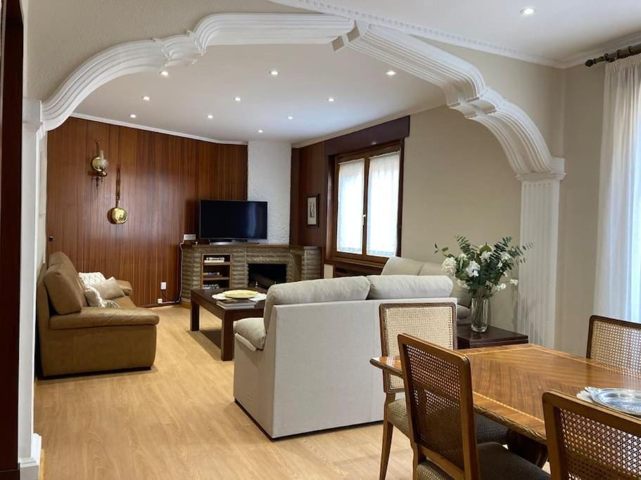 TV and multimedia, Living room, Seating area, Dining area