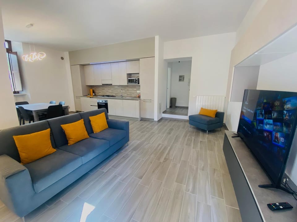 Communal lounge/ TV room, TV and multimedia, Kitchen or kitchenette, Living room, Seating area, Evening entertainment