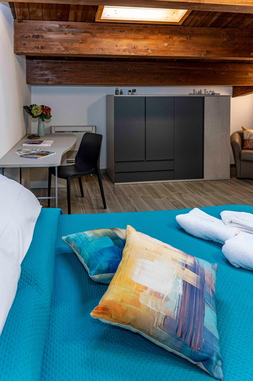 Bed, Photo of the whole room, Seating area, Bedroom