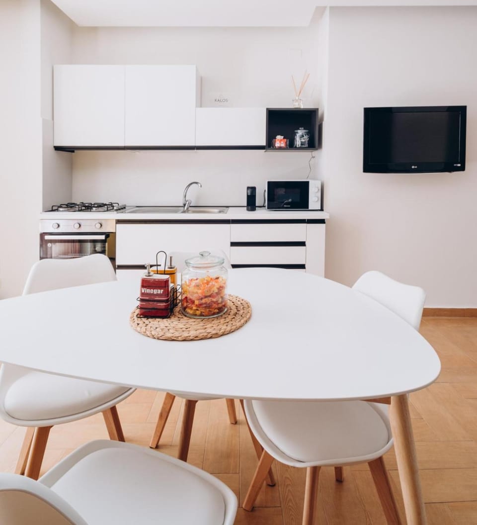 Coffee/tea facilities, Kitchen or kitchenette, Food and drinks, Dining area, oven, stove