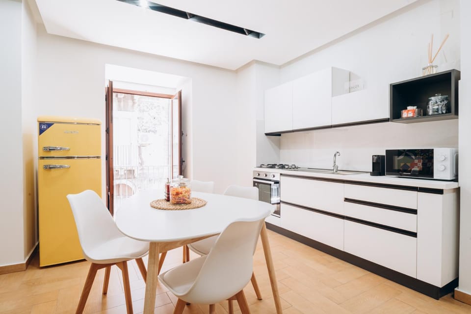 Kitchen or kitchenette, Dining area, minibar, oven, stove