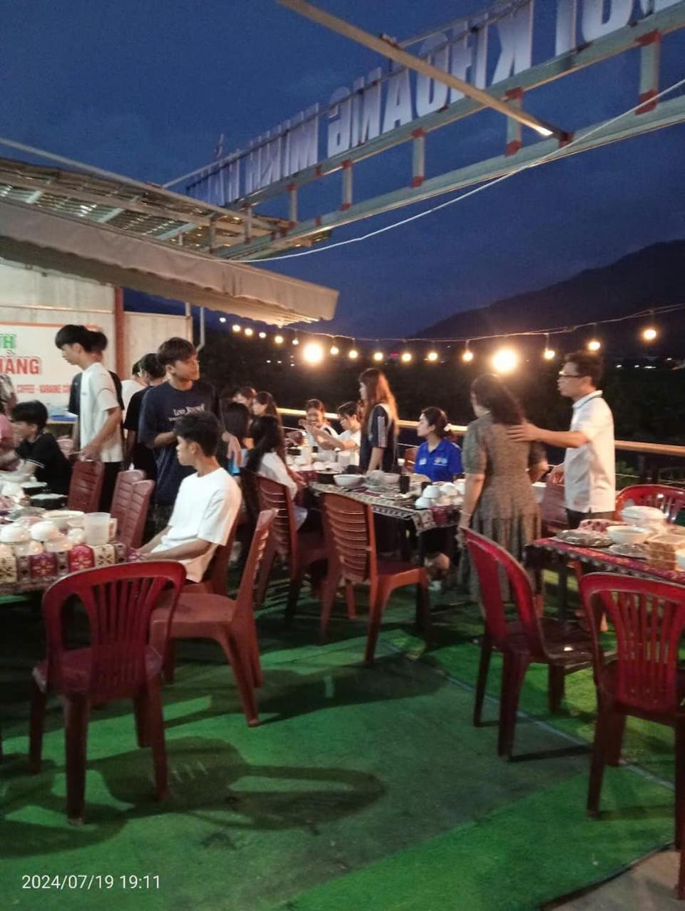 Restaurant/places to eat, Restaurant/places to eat, Night, Food and drinks, group of guests