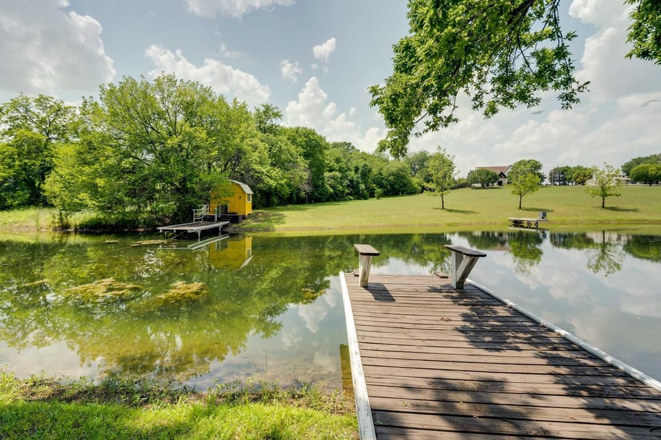 10 Acres w/ Hot Tub & Pond: Luxury Melissa Villa! Villa in McKinney