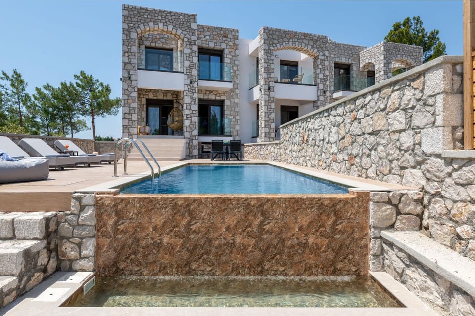 Property building, Patio, Day, Pool view, Swimming pool, Swimming pool, sunbed