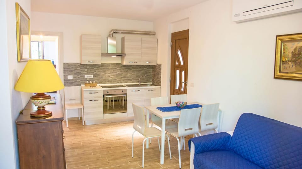 Kitchen or kitchenette, Seating area, Dining area