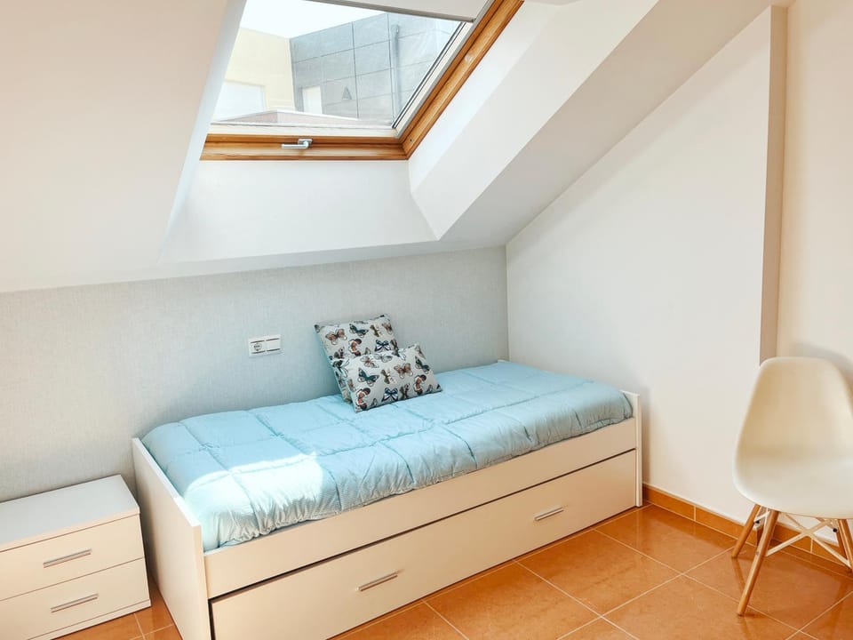 Bed, Photo of the whole room, Bedroom