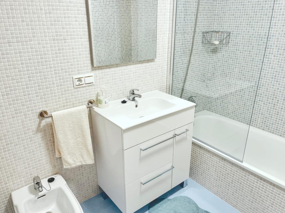 Shower, Toilet, Bathroom, Bath, towels