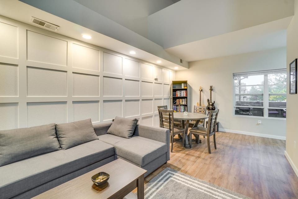 16 Mi to DIA: Townhome w/ Fireplace in Aurora House in Aurora