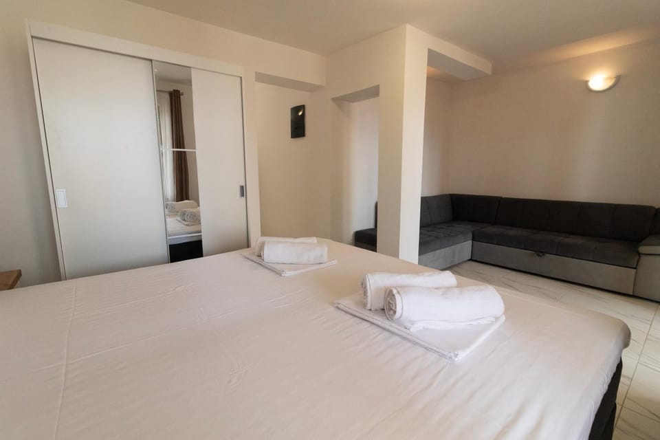 Bed, Living room, Photo of the whole room, Seating area, Bedroom, towels