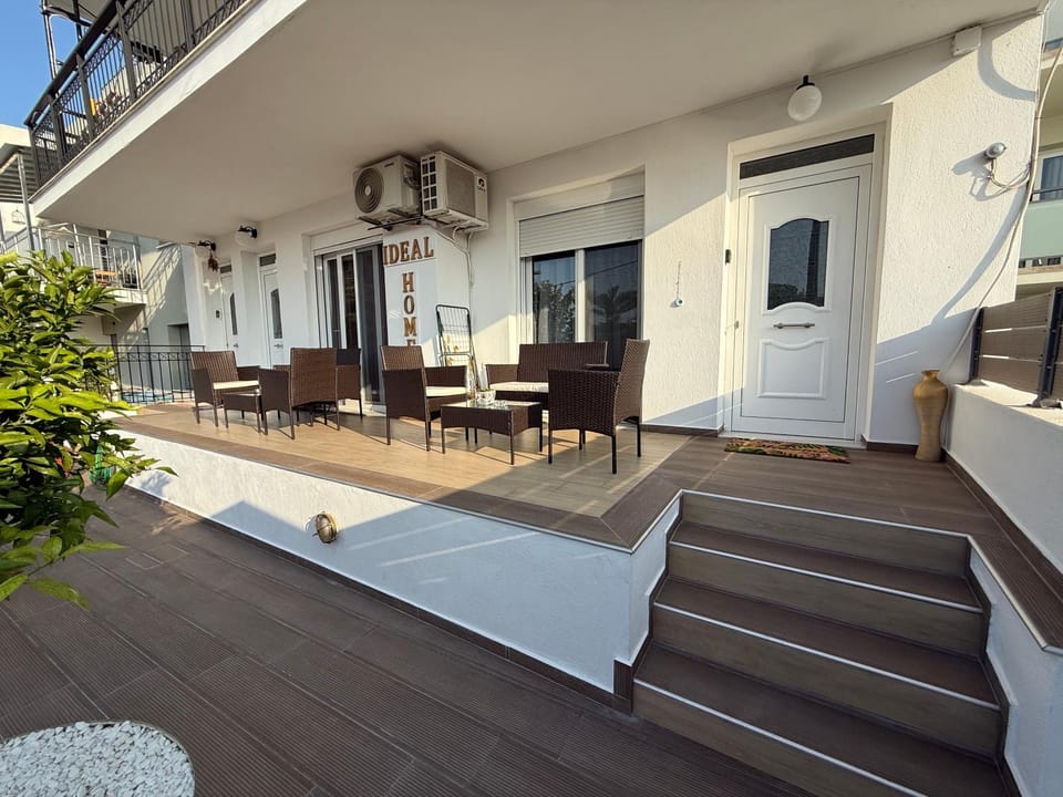 Property building, Patio, Balcony/Terrace