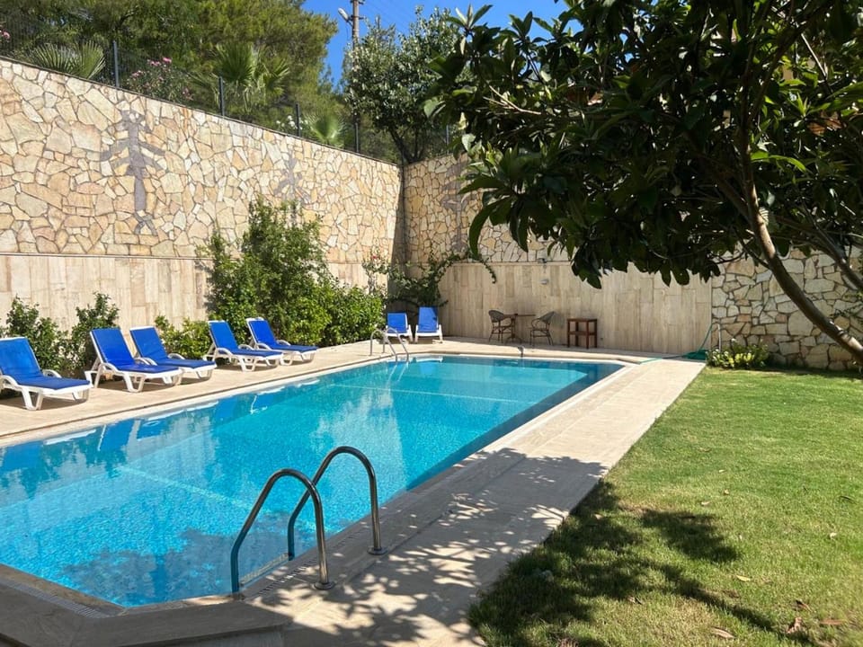Swimming pool, towels