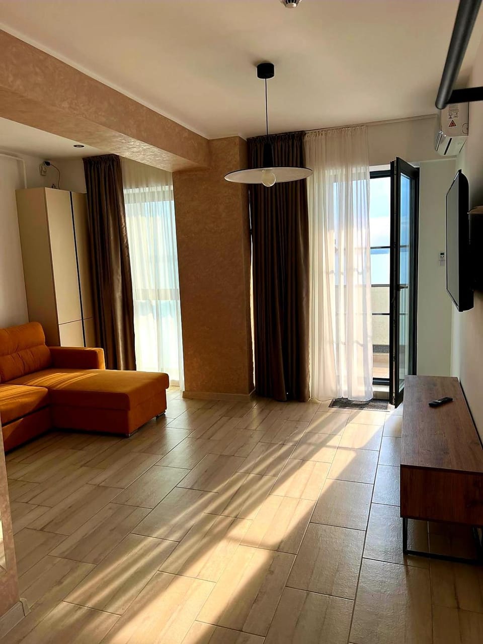 TV and multimedia, Living room, Photo of the whole room, air conditioner