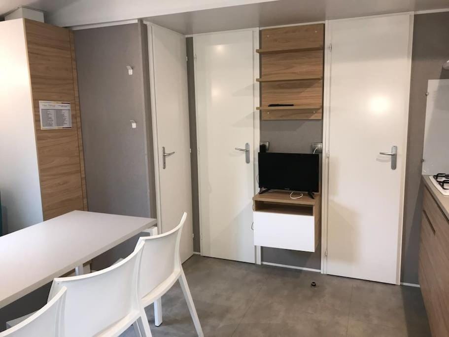 Very nice mobil home of 3 rooms in a 4 stars Camping Apartment in Saint-Cyprien